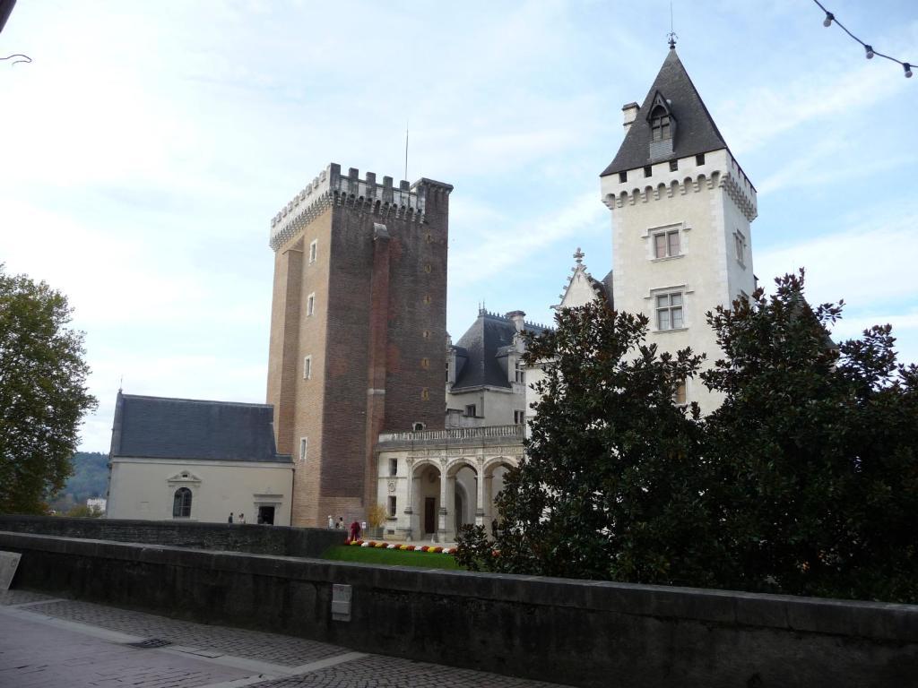 Hotel Le Postillon Pau Luaran gambar