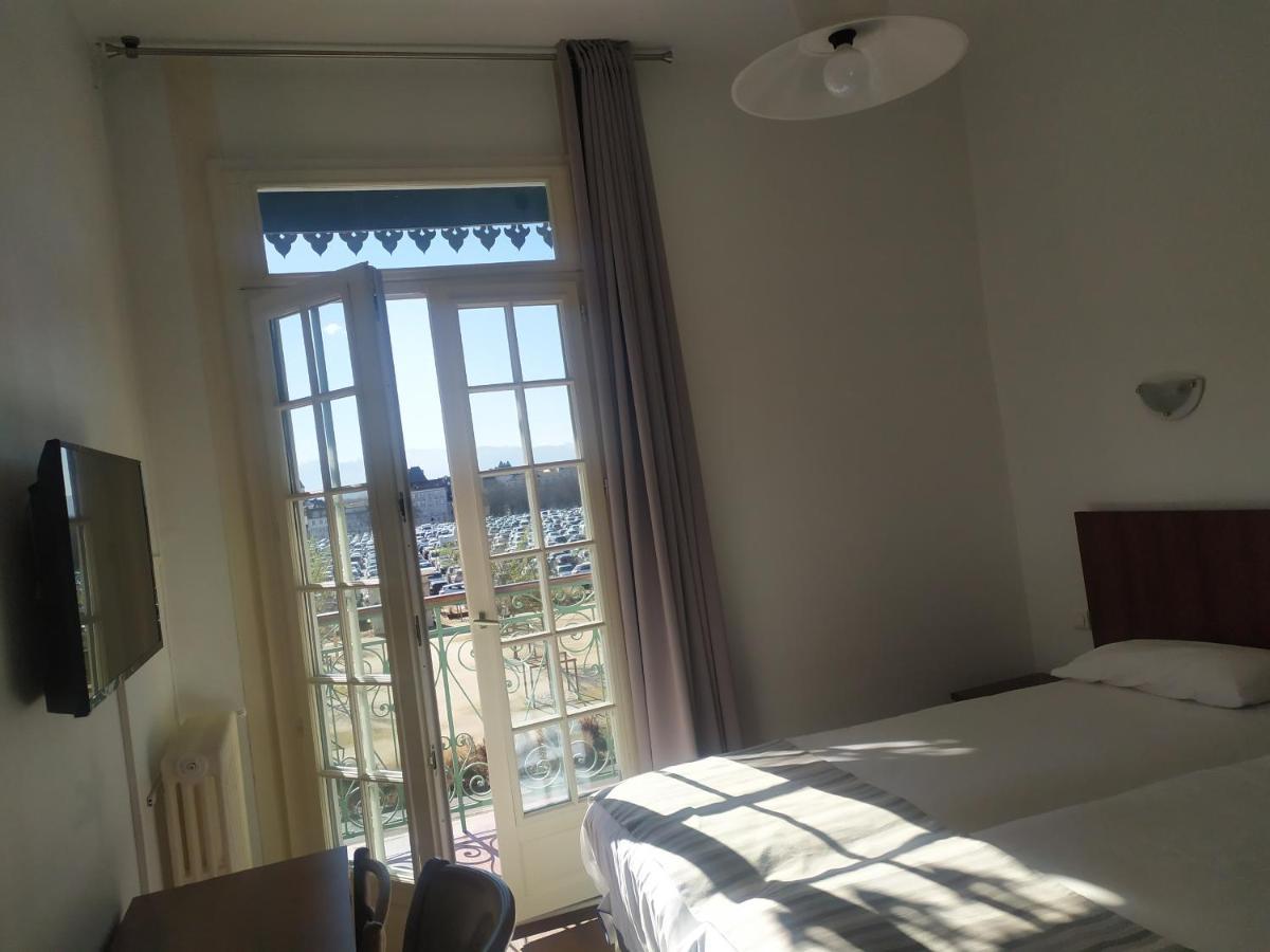 Hotel Le Postillon Pau Luaran gambar